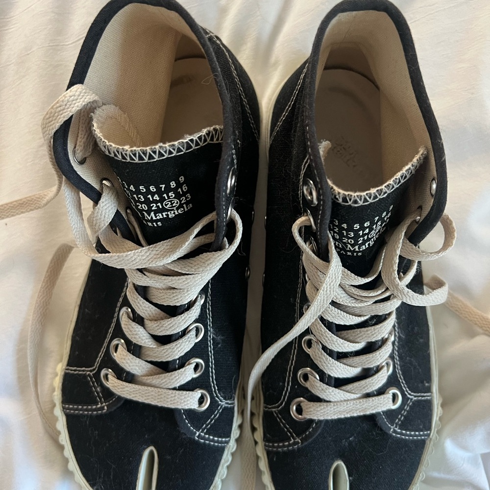 MAISON MARGIELA
Black Tabi High-Top Sneakers
